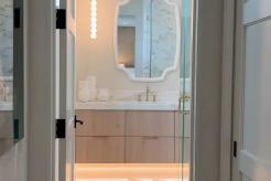 From the Contempo Moody Residence, here’s one of the guest bathrooms that beautifully embraces light tones and simplicity while maintaining a modern touch. 
@mcrobertsinteriors & @kylenedevos